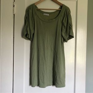 Long Scoop Neck Tee 💚